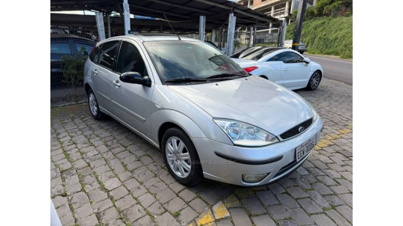 FORD - FOCUS - 2004/2005 - Prata - R$ 28.900,00
