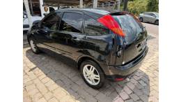 FORD - FOCUS - 2005/2006 - Preta - R$ 25.900,00