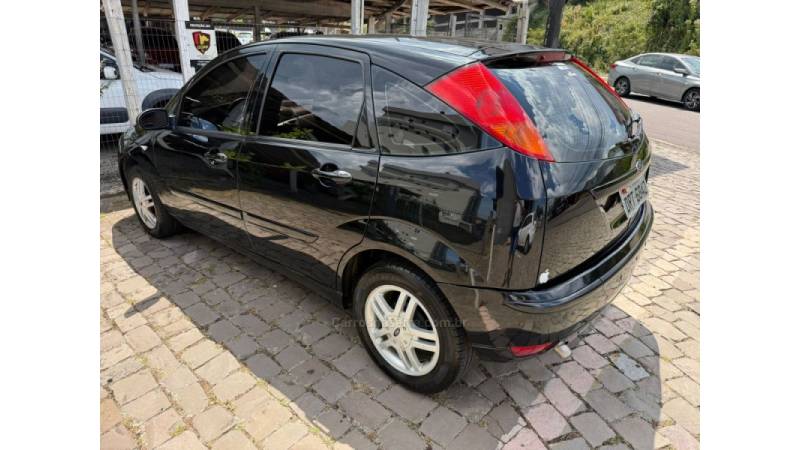 FORD - FOCUS - 2005/2006 - Preta - R$ 25.900,00