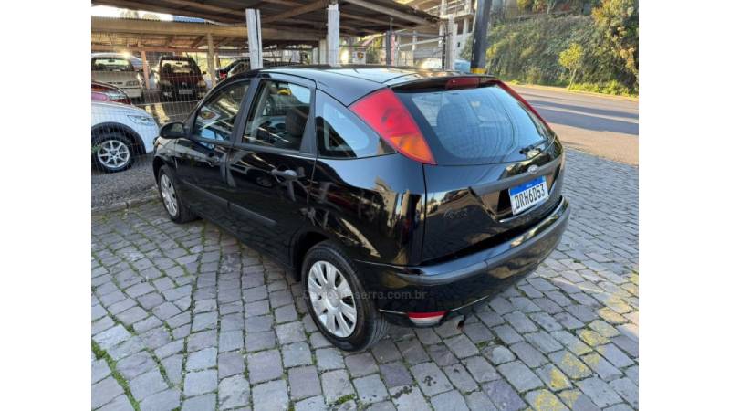 FORD - FOCUS - 2005/2005 - Preta - R$ 24.900,00