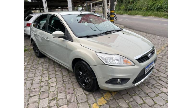 FORD - FOCUS - 2010/2011 - Verde - R$ 41.900,00