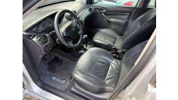 FORD - FOCUS - 2004/2005 - Prata - R$ 28.900,00