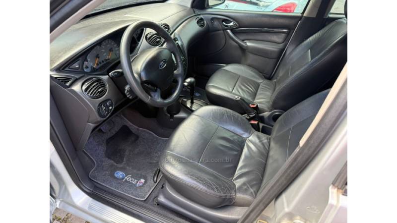 FORD - FOCUS - 2004/2005 - Prata - R$ 28.900,00