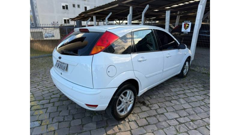 FORD - FOCUS - 2004/2004 - Branca - R$ 24.900,00