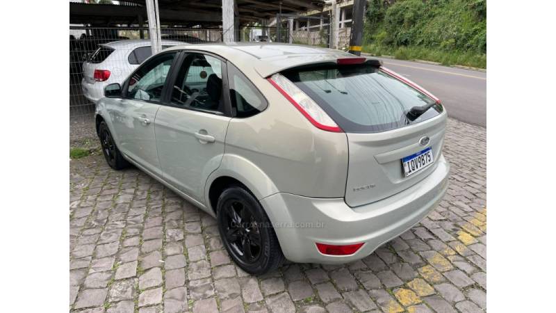 FORD - FOCUS - 2010/2011 - Verde - R$ 41.900,00