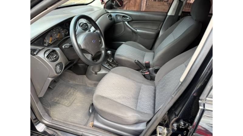 FORD - FOCUS - 2005/2006 - Preta - R$ 25.900,00