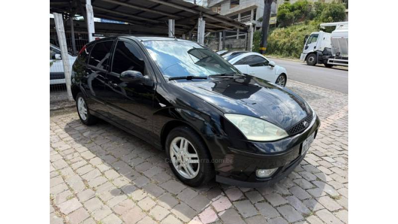 FORD - FOCUS - 2005/2006 - Preta - R$ 25.900,00
