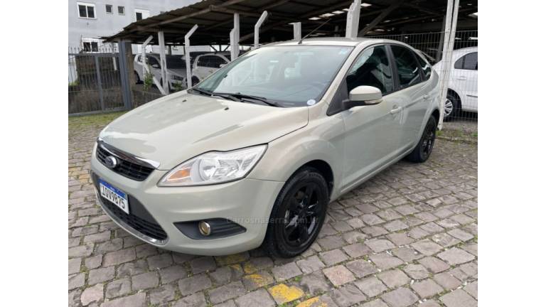 FORD - FOCUS - 2010/2011 - Verde - R$ 41.900,00