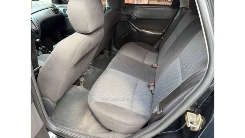 FORD - FOCUS - 2005/2006 - Preta - R$ 25.900,00