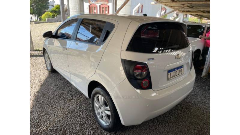 CHEVROLET - SONIC - 2012/2013 - Branca - R$ 37.900,00