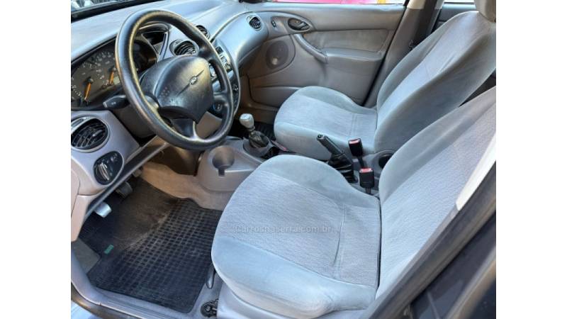 FORD - FOCUS - 2002/2002 - Cinza - R$ 16.900,00