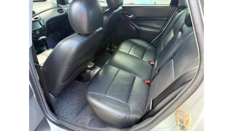 FORD - FOCUS - 2004/2005 - Prata - R$ 28.900,00