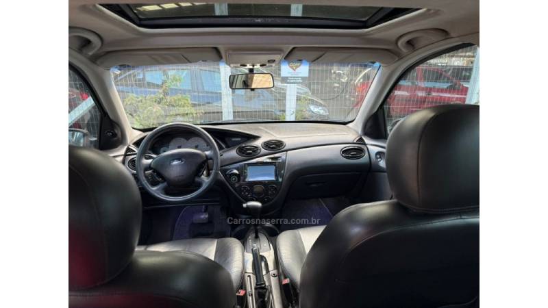FORD - FOCUS - 2004/2005 - Prata - R$ 28.900,00