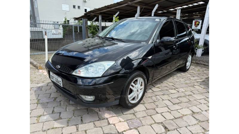 FORD - FOCUS - 2005/2006 - Preta - R$ 25.900,00