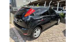 FORD - FOCUS - 2005/2006 - Preta - R$ 25.900,00