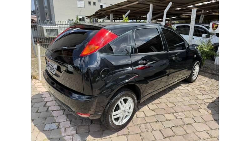 FORD - FOCUS - 2005/2006 - Preta - R$ 25.900,00