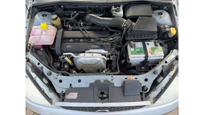 FORD - FOCUS - 2004/2005 - Prata - R$ 28.900,00