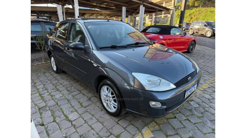 FORD - FOCUS - 2002/2002 - Cinza - R$ 16.900,00