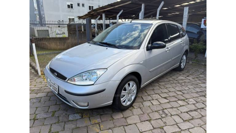 FORD - FOCUS - 2004/2005 - Prata - R$ 28.900,00