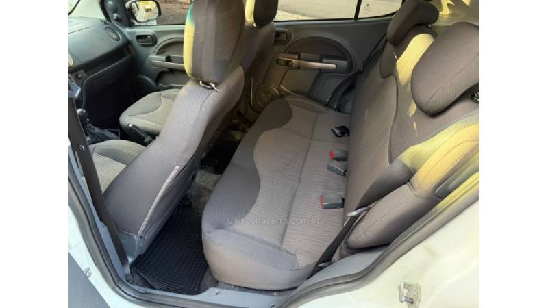 FIAT - UNO - 2013/2014 - Branca - R$ 37.900,00