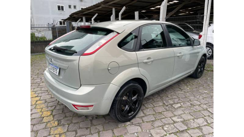 FORD - FOCUS - 2010/2011 - Verde - R$ 41.900,00