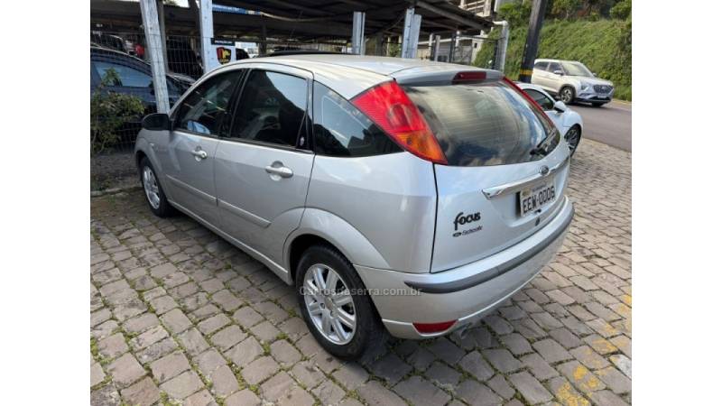 FORD - FOCUS - 2004/2005 - Prata - R$ 28.900,00