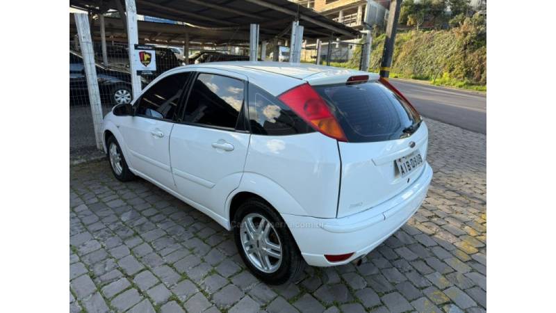 FORD - FOCUS - 2004/2004 - Branca - R$ 24.900,00