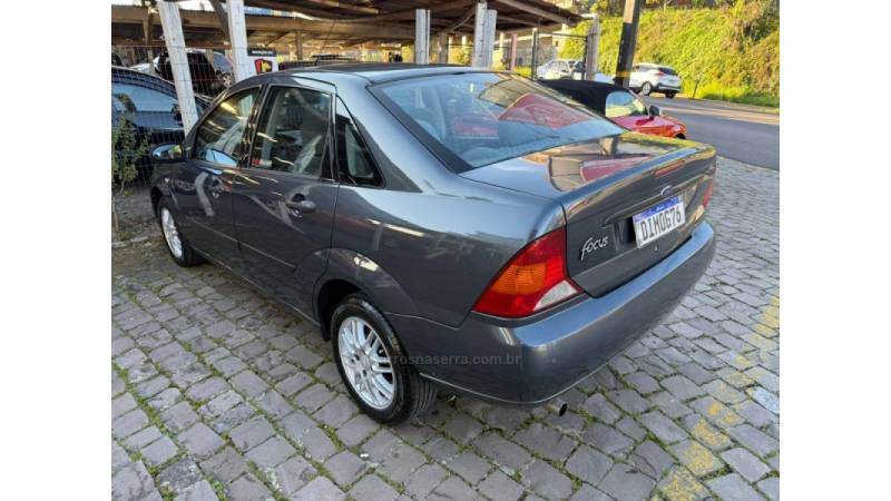 FORD - FOCUS - 2002/2002 - Cinza - R$ 16.900,00